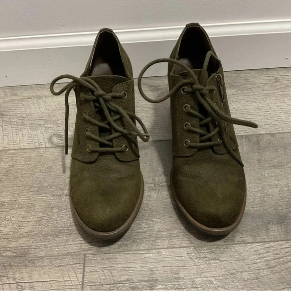 White Mountain Desaray Lace Up Stacked Heel Bootie Size 8M - Picture 2 of 8